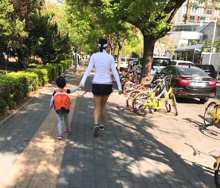 47岁瞿颖送男友女儿上幼儿园 牵手同行相处融