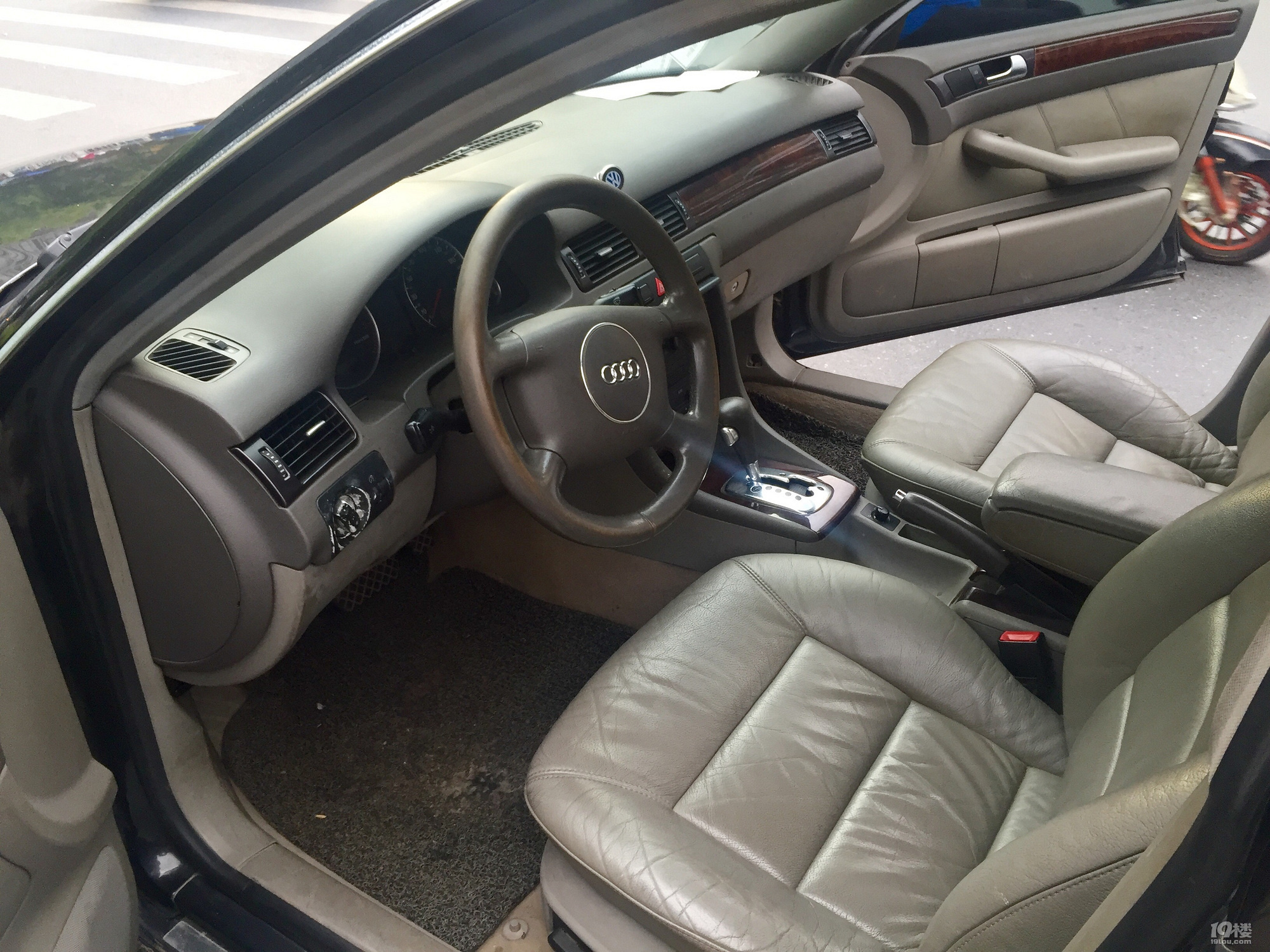 05年8月上牌奥迪a6,2.5t自动柴油版,车况很好没事故