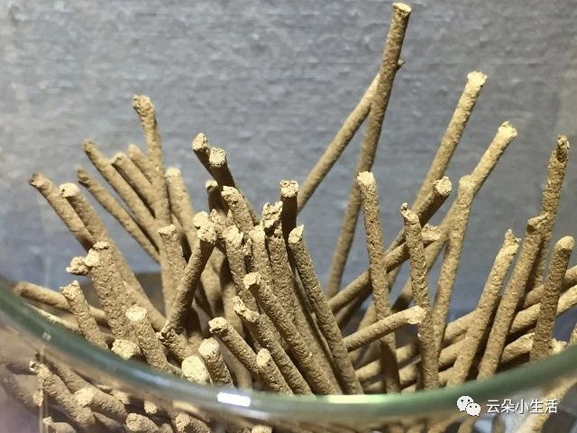 随手一抖就会掉落好多红色粉尘的感觉上