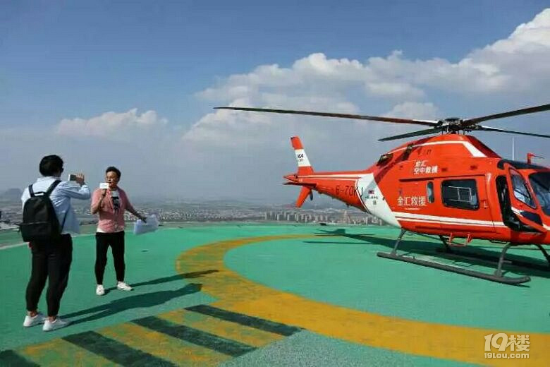 赞!直升飞机飞到51层高楼顶停机坪,他们