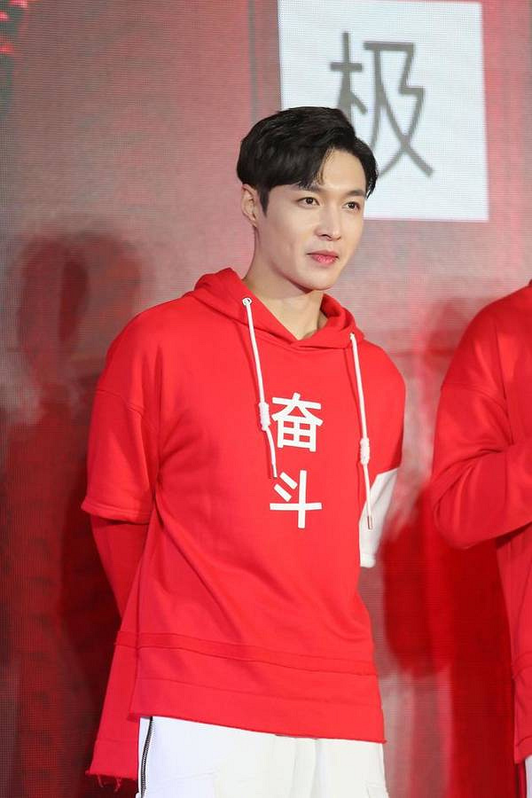 录节目和羊一起吃草 张艺兴笑称:人生需要尝试