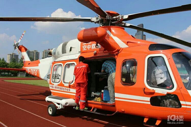 赞!直升飞机飞到51层高楼顶停机坪,他们