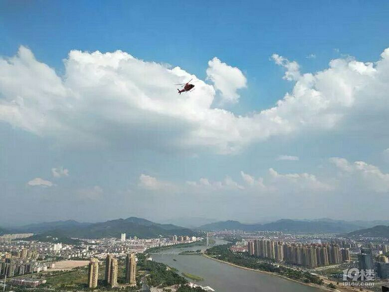 赞!直升飞机飞到51层高楼顶停机坪,他们