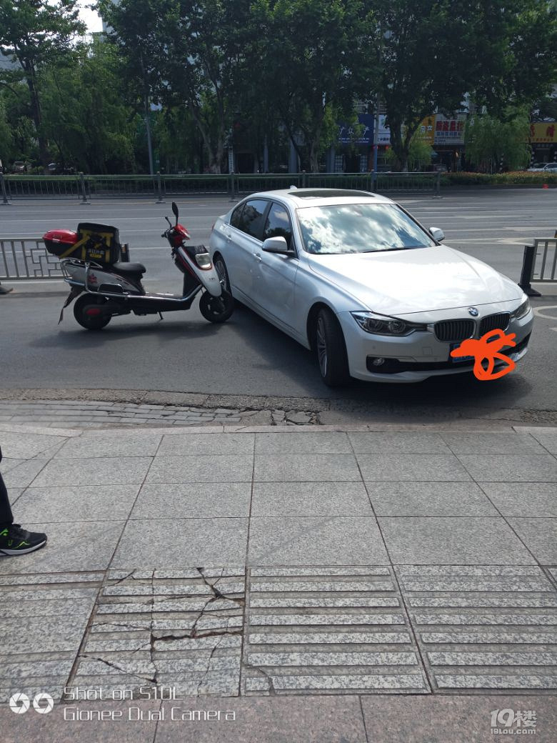 博悦大酒店门口宝马车和美团小哥相撞
