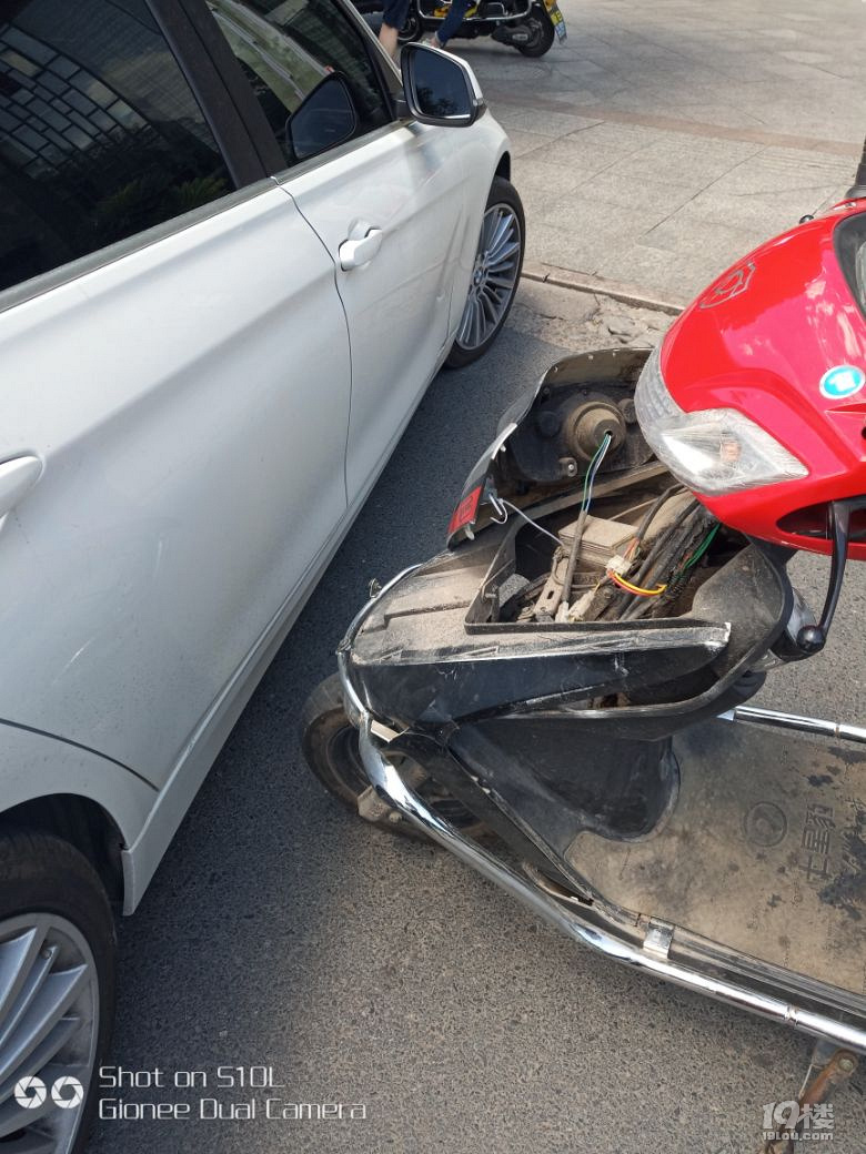 博越大酒店门口宝马车和美团小哥相撞