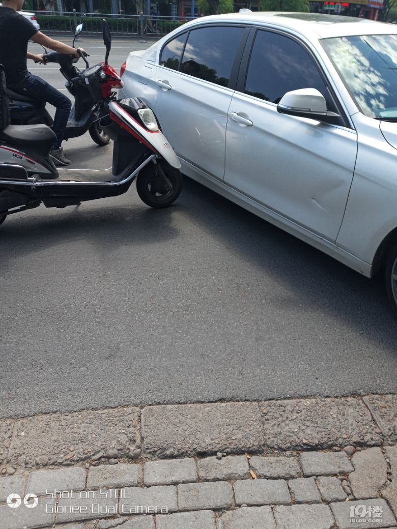 博越大酒店门口宝马车和美团小哥相撞