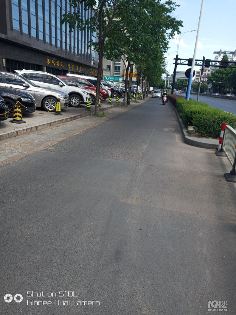 博悦大酒店门口宝马车和美团小哥相撞