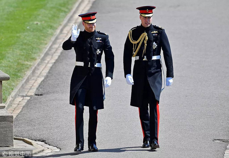 和哥哥穿了一样的都穿了来自皇家蓝军骑兵团的军装礼服