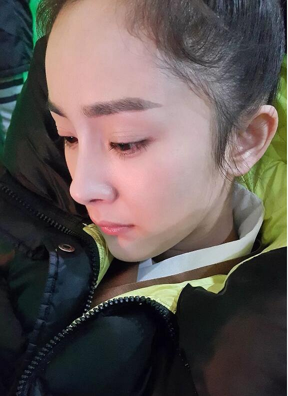 杨幂的假发被发型师突然拿掉 网友:发际线又刷