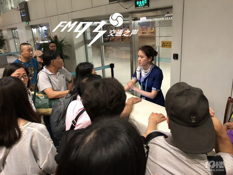 突发!首都航空杭州飞芽庄航班返航,乘客称看到挡风玻璃破裂