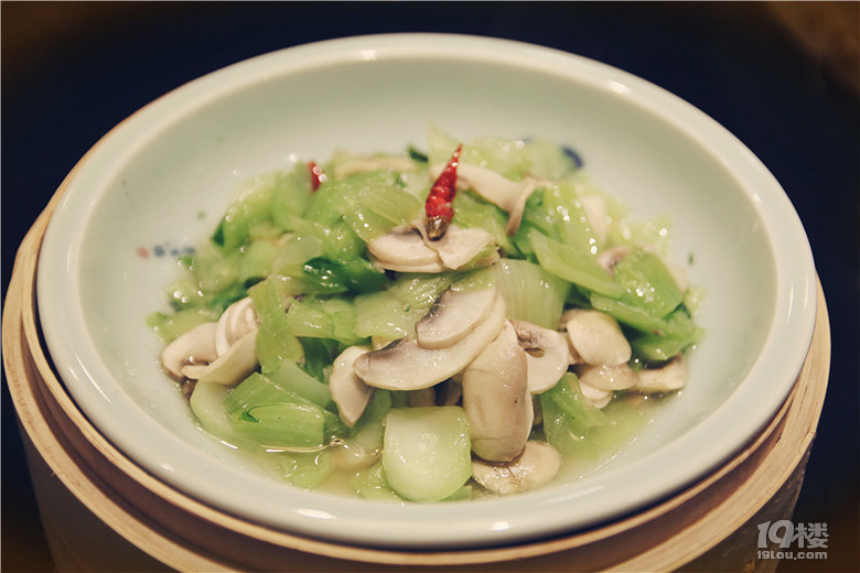 家常美食 -- 手捏菜炒蘑菇