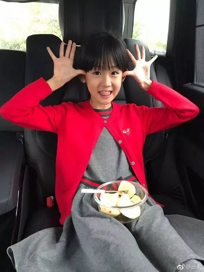 6岁甜馨,10岁贝儿,美到认不出!