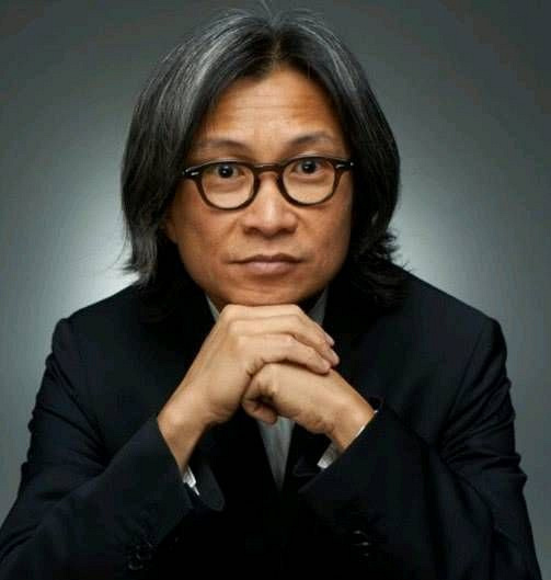 被称为香港十大导演之一,和喜剧女王恩爱多年