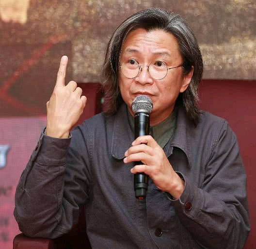 被称为香港十大导演之一,和喜剧女王恩爱多年