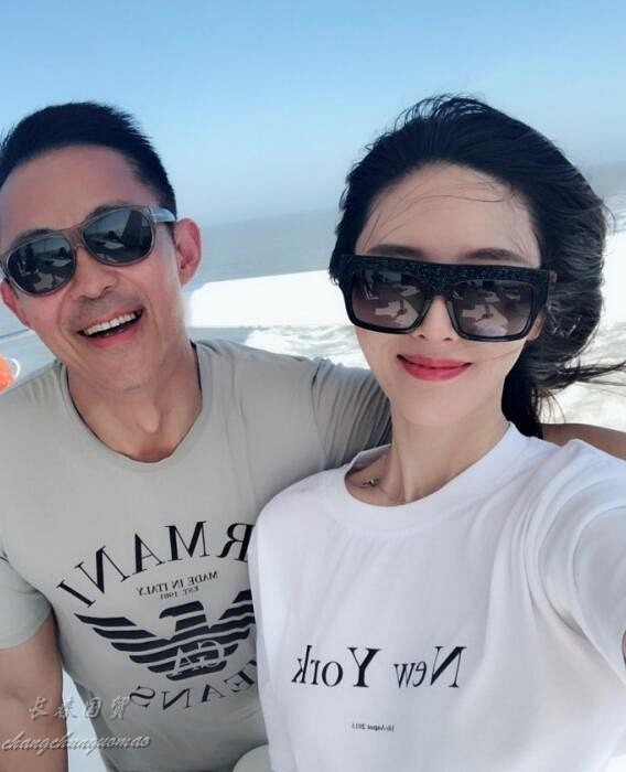 51岁侯勇携31岁娇妻出游 甜蜜合影秀恩爱