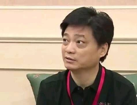 黄毅清凌晨发文信息量大,暗示要灭崔永元的只有两种人!