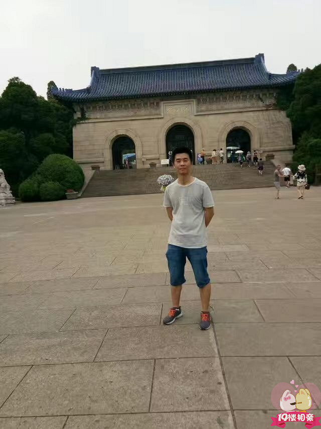 丽水人,浙工大毕业,在新疆当过兵,现在做设计画