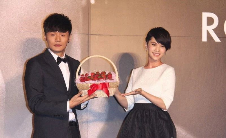 杭州19楼 杭州消息 城事 帖子最近,李荣浩为莫文蔚写的新歌《慢慢喜欢