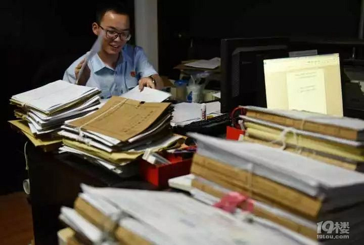 在法院上班的杭州小伙,写了首加班歌!夜晚十点