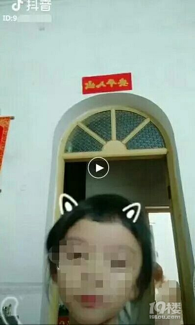 小学生直播拍到妈妈洗澡…抖音喊冤:有人
