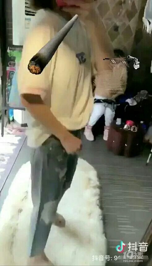 小学生直播拍到妈妈洗澡…抖音喊冤:有人