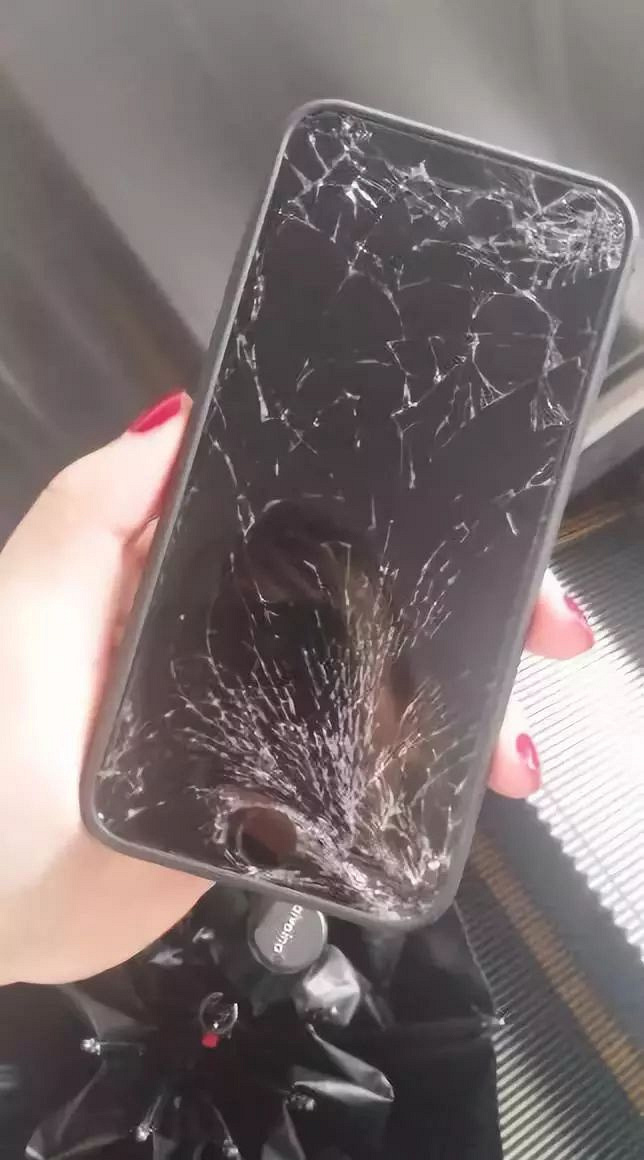 浙江姑娘丢了手机,大姐捡到索要2000元报酬不成,竟当面…网