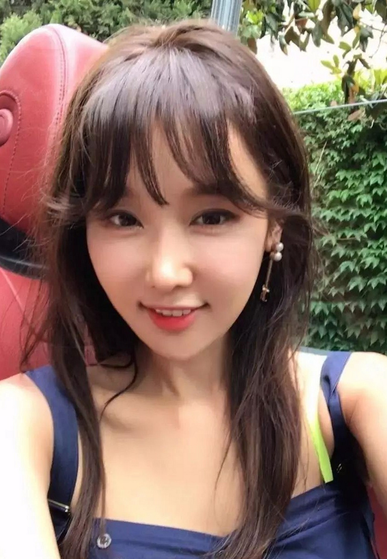 50岁冻龄美女牙医火了!沉迷自拍遭女儿投诉,网友却喊:自拍太