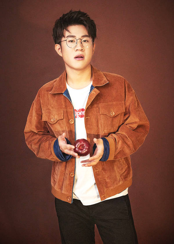 王亮杀青《我不能恋爱的女朋友》 老实人也有春天