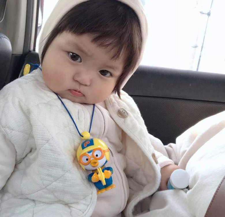 这个小女孩靠着一张软绵绵的小脸蛋走红看过的人都想捏一捏