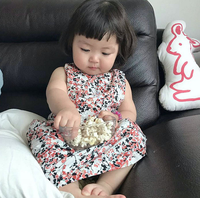 这个小女孩靠着一张软绵绵的小脸蛋走红,看过的人都想捏一捏!