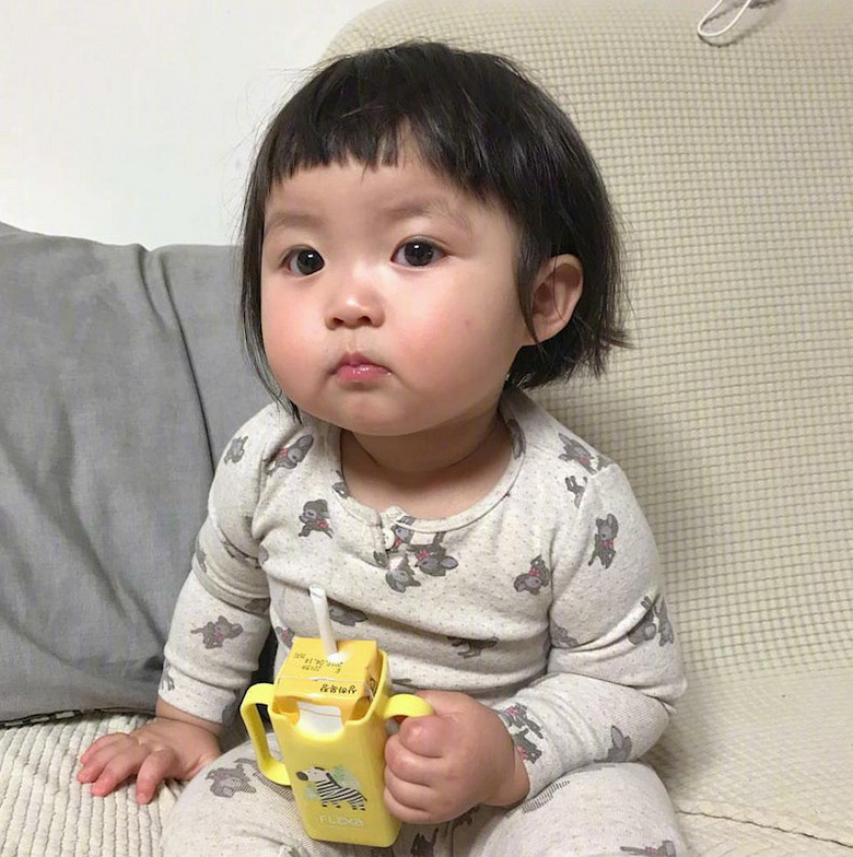 这个小女孩靠着一张软绵绵的小脸蛋走红看过的人都想捏一捏