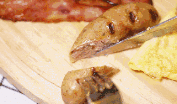 穆雷特蛋饼裹着新鲜时蔬,湿润度和柔软度都恰到好处. 肉食主义早午餐