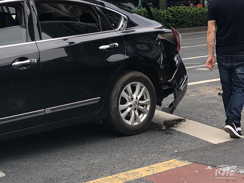 文三路斑马线前的追尾走路开车都得小心啊