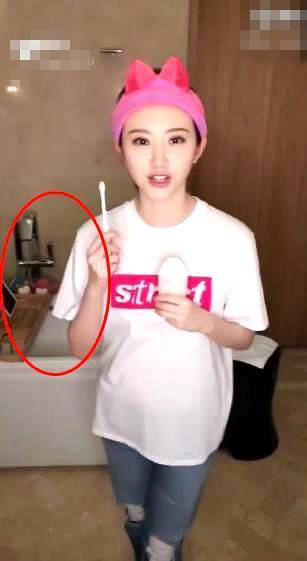 景甜视频教学正确刷牙方法 无意间暴露其豪华