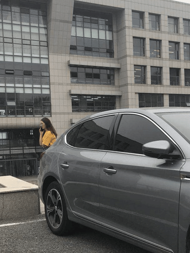 哈哈哈,終于能自己開車上學(xué)了