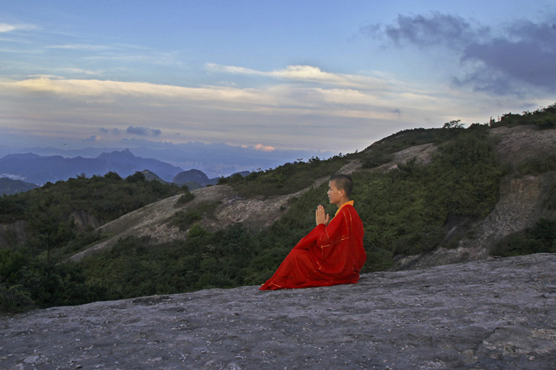 世事云烟潜心修行-随拍温岭方山云宵寺师父
