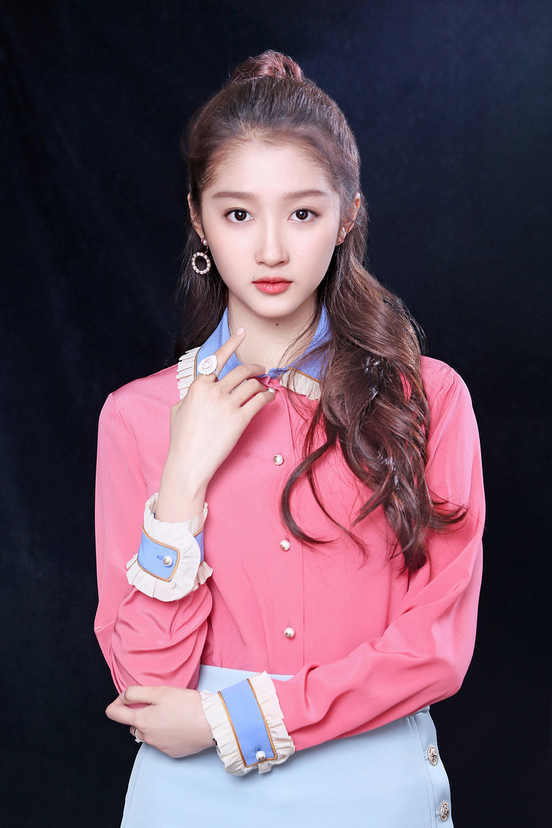 腿精本精!偶遇关晓彤与路人开心合影,她的腿能到别人的腰