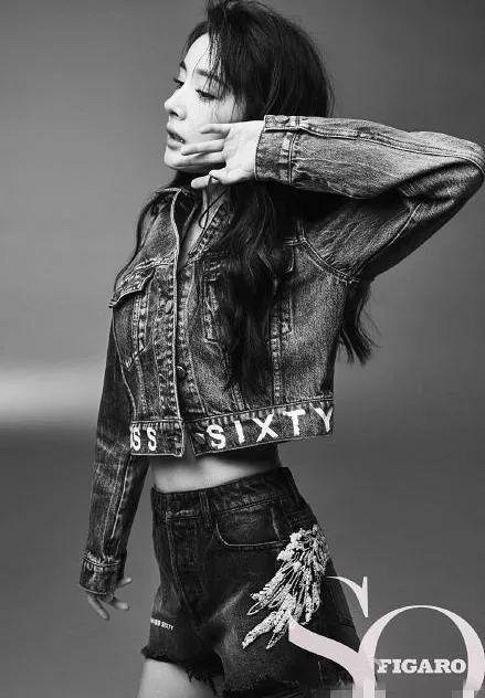 杨幂这组写真即使是黑白的 小蛮腰也是十分拉