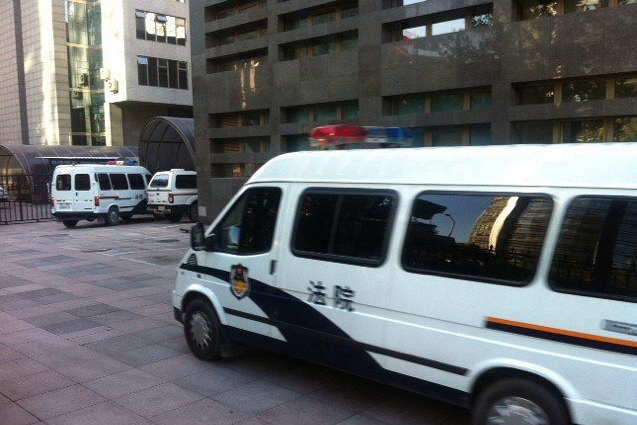 押送李某的警车