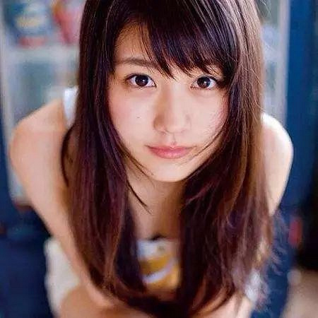 日常街拍,表情,动作自然,妥妥的女生拍照的典范,赶紧get起来~哦,对,村
