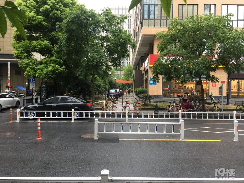 不文明现象挑战杭州争创文明城市检查组