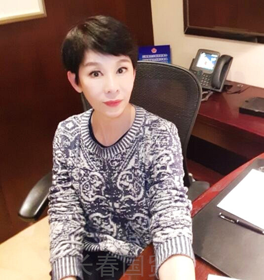 她曾是《正大综艺》最大胆的外景主持人,如今