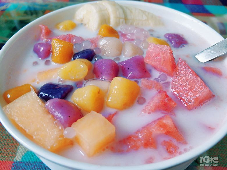 自制椰奶芋圆西米水果捞