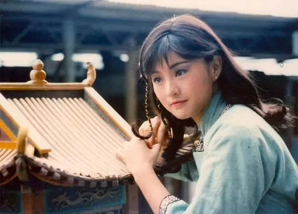 陈奕迅与妻友庆生画风跑偏 徐濠萦同友人嘟嘴互指