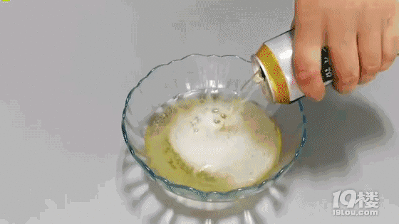 睡前把牙膏涂抹在腳底，沒想到還有這個(gè)妙用