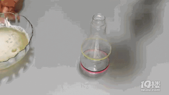 睡前把牙膏涂抹在腳底，沒想到還有這個(gè)妙用