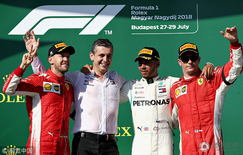 高清:F1匈牙利站颁奖台 汉米尔顿夺冠抛奖杯