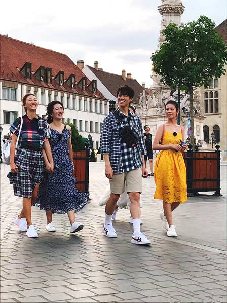 网友匈牙利偶遇综艺拍摄 谢娜应采儿颖儿亲密