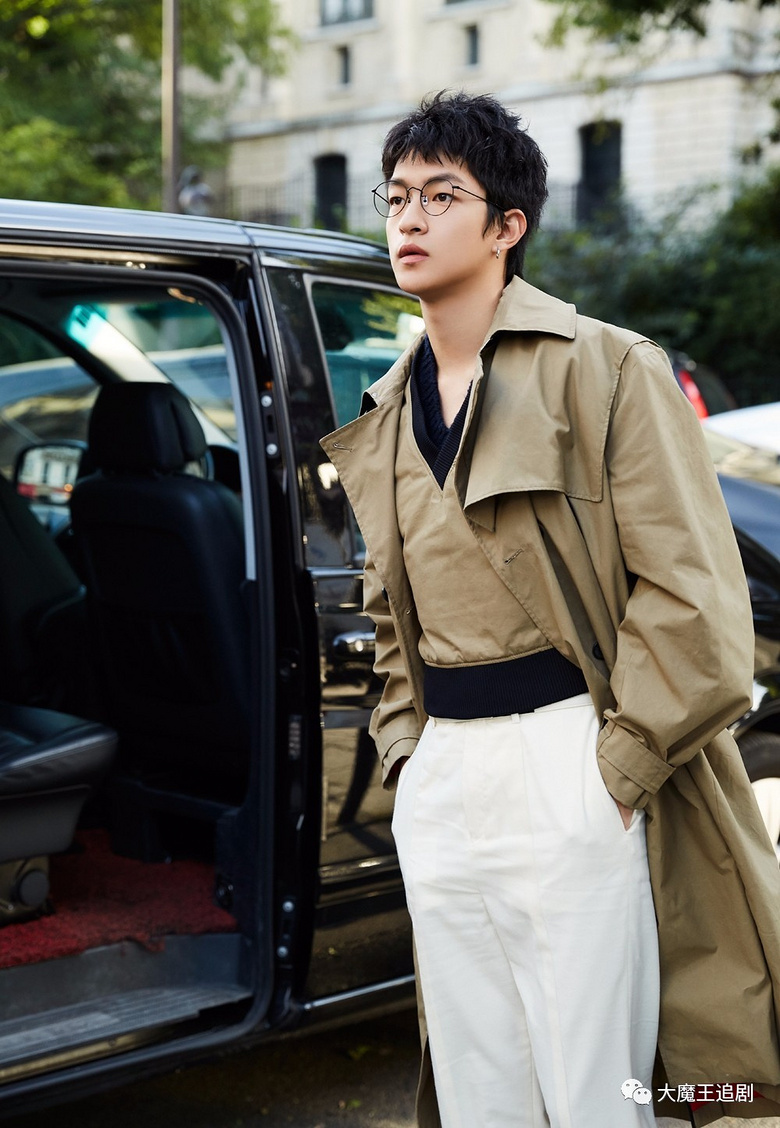 宁波19楼 娱乐开扒 帖子 今日男神: 屈楚萧 你转发,我转发,魔王大哥笑