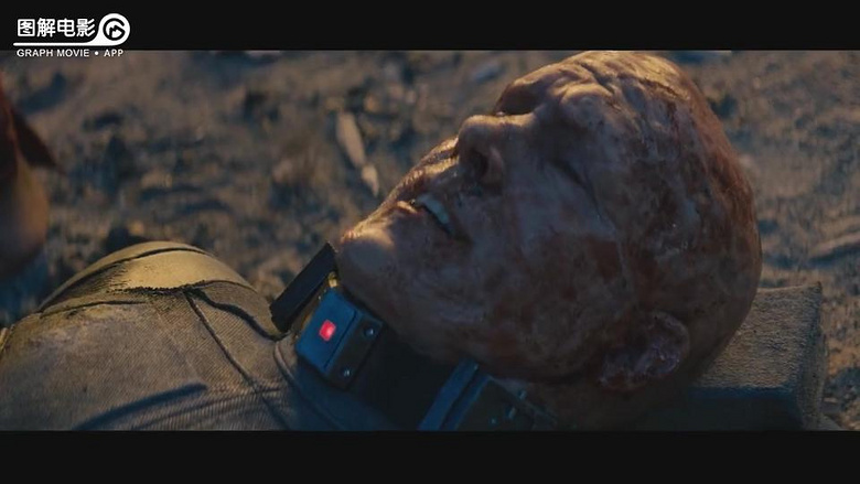 罗素帮他摘下头套,死侍躺在了地上说自己的心已经找到了正确的位置